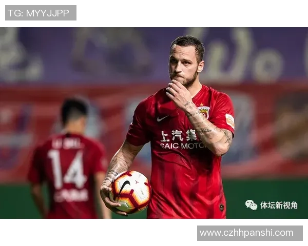 足坛巨星女友绯闻再掀风波 豪门爱情故事引爆球迷热议